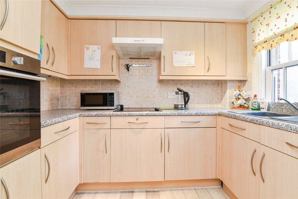 Property photo 3 of 10 Kitchen