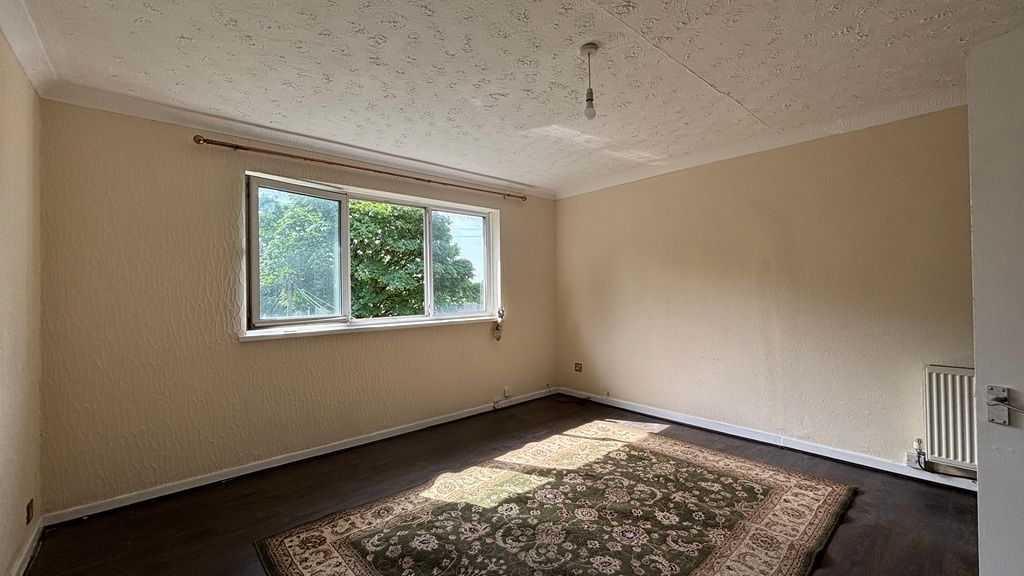 Property photo 3 of 5 Bright, Spacious Room With Large Window...