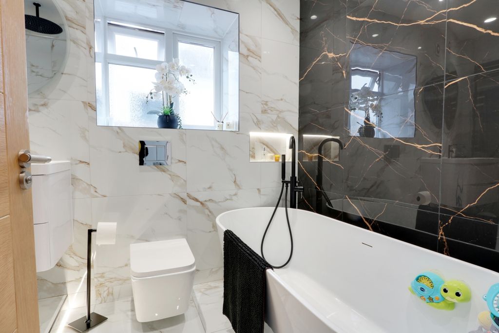 Property photo 3 of 21 Bath 1