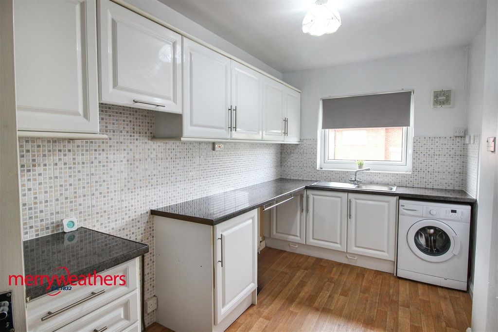 Property photo 3 of 10 Kitchen