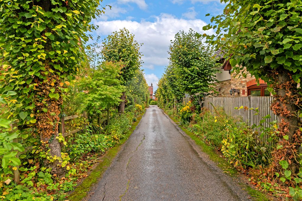 Property photo 3 of 12 Eyeworthhouse-16