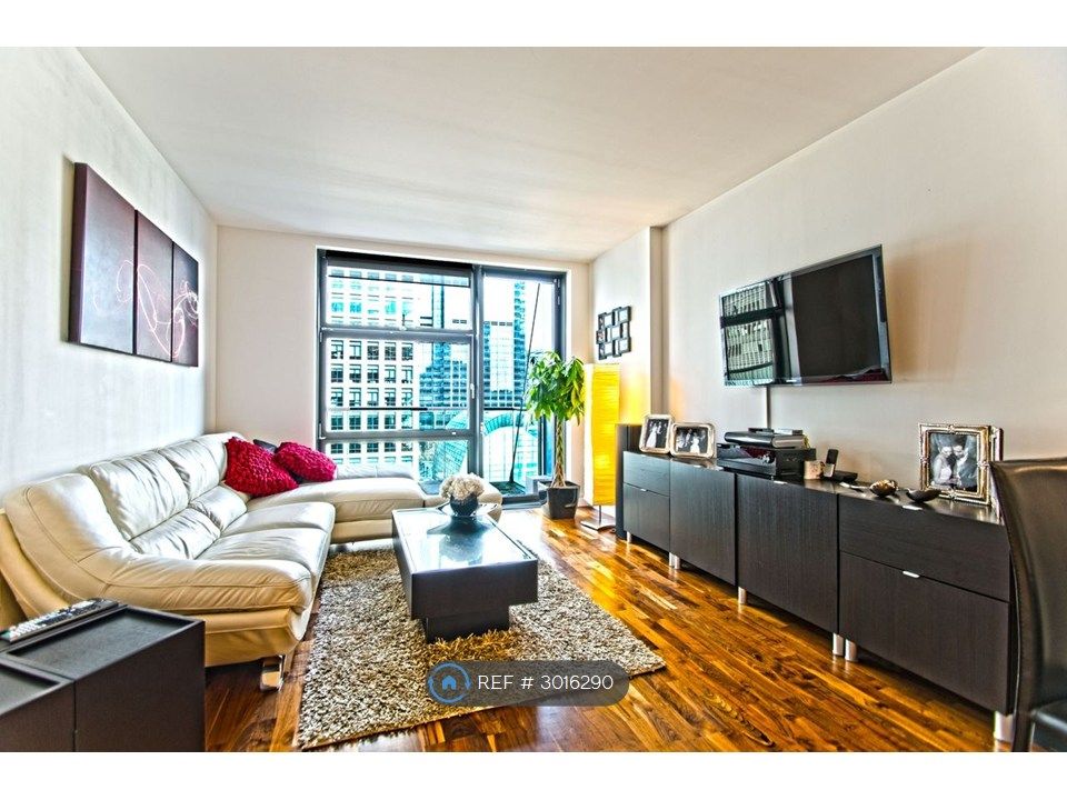 Property photo 3 of 8 Light & Airy Living Room