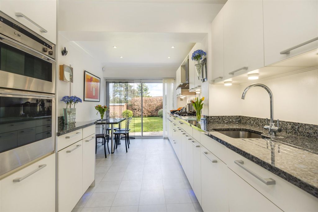 Property photo 3 of 12 Kitchen/Breakfast Room: