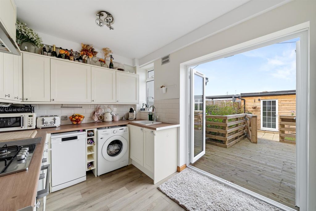 Property photo 2 of 11 Kitchen