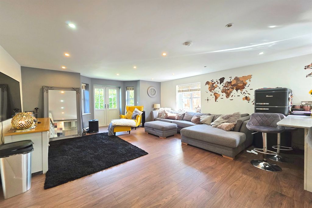 Property photo 3 of 16 Lounge