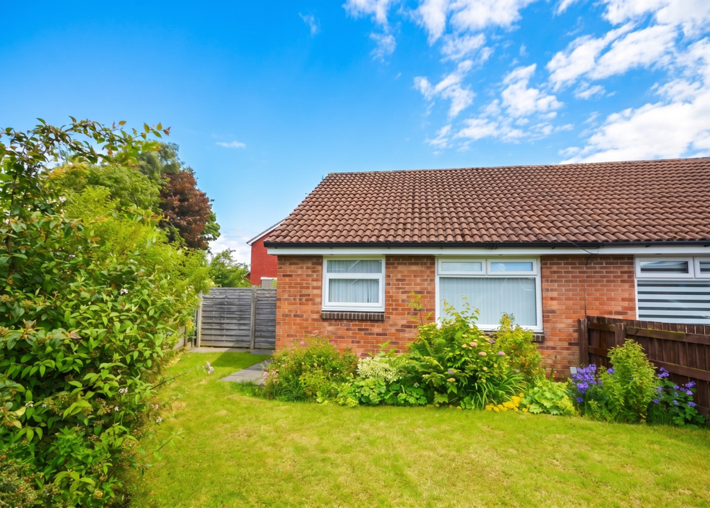Property photo 1 of 11 Farringdon Drive, Radcliffe, M26