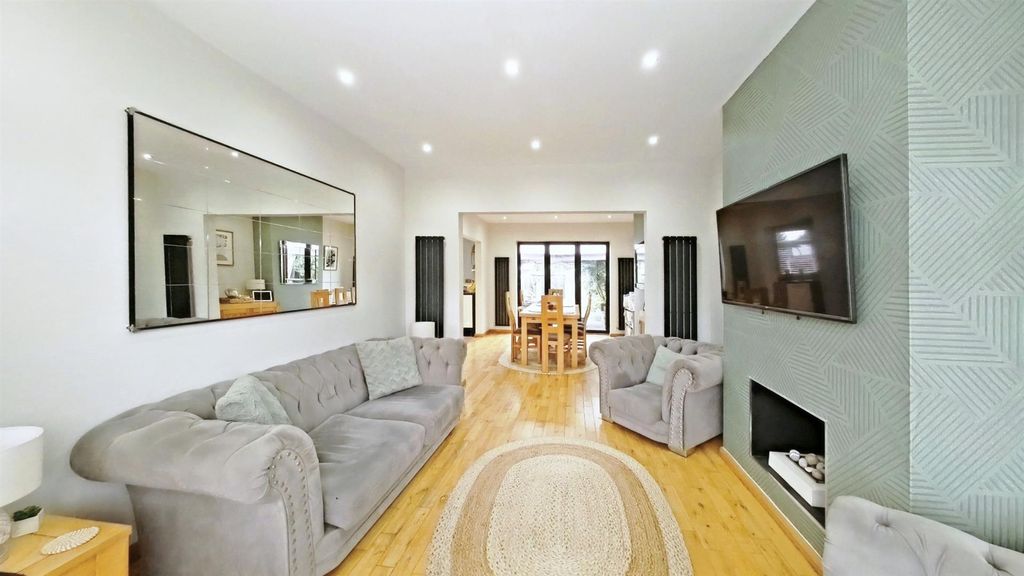 Property photo 2 of 23 Lounge