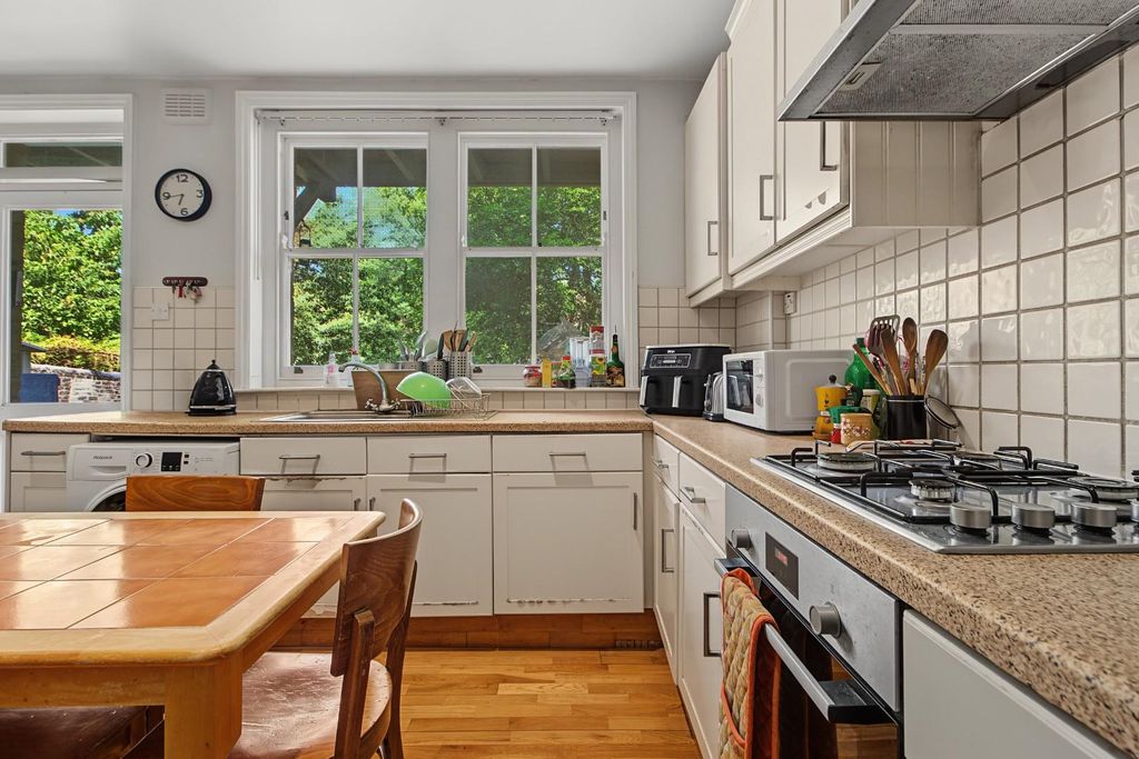 Property photo 3 of 12 Kitchen