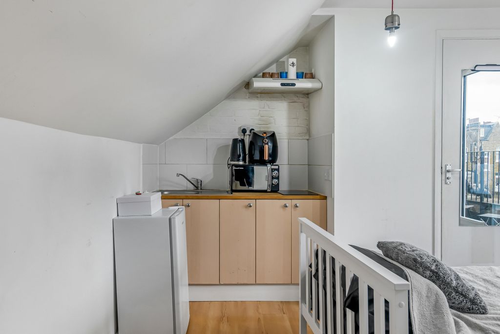 Property photo 3 of 10 Studio