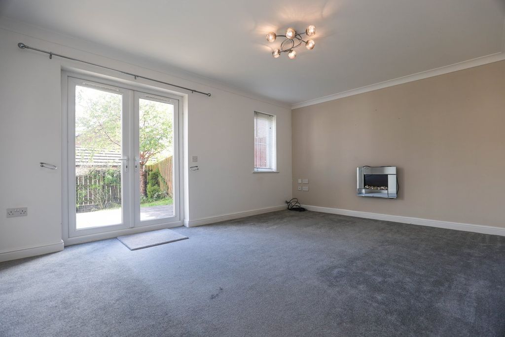 Property photo 3 of 21 Lounge