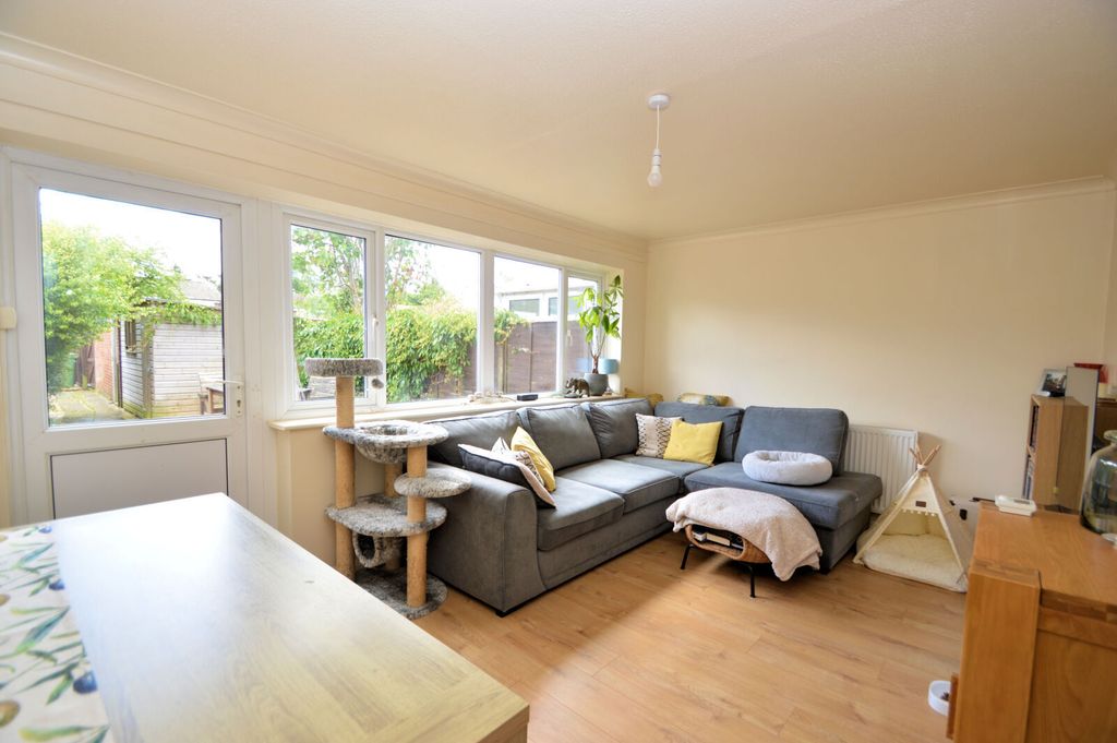 Property photo 1 of 11 Living Room