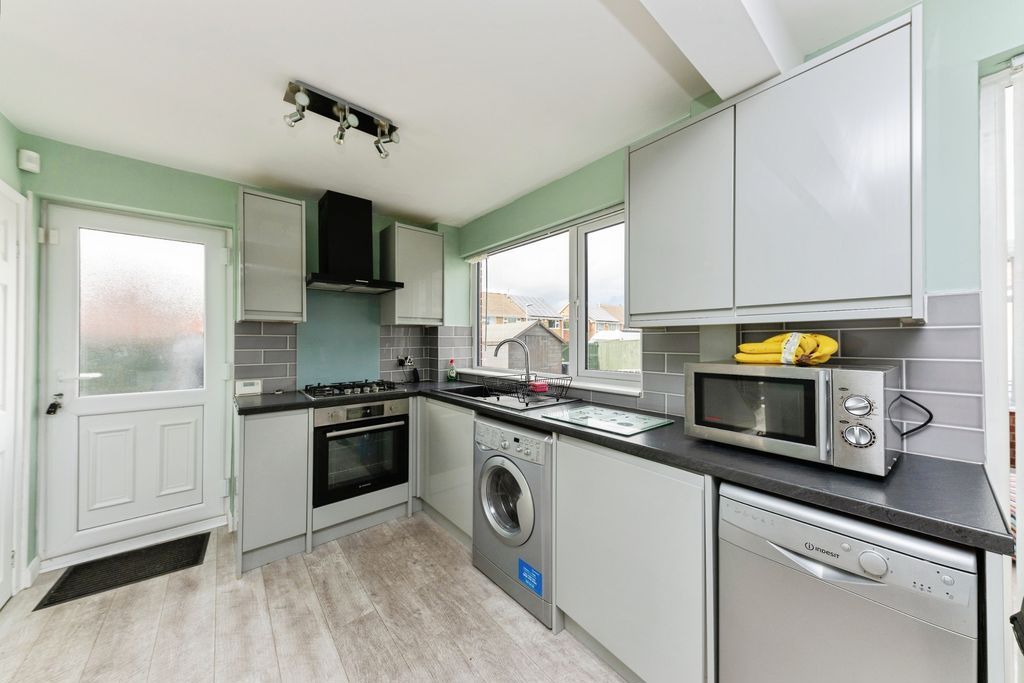 Property photo 3 of 16 Kitchen