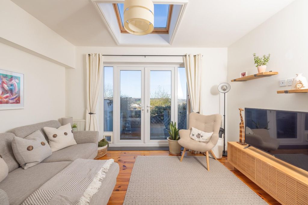 Property photo 3 of 33 Char9501.Jpg