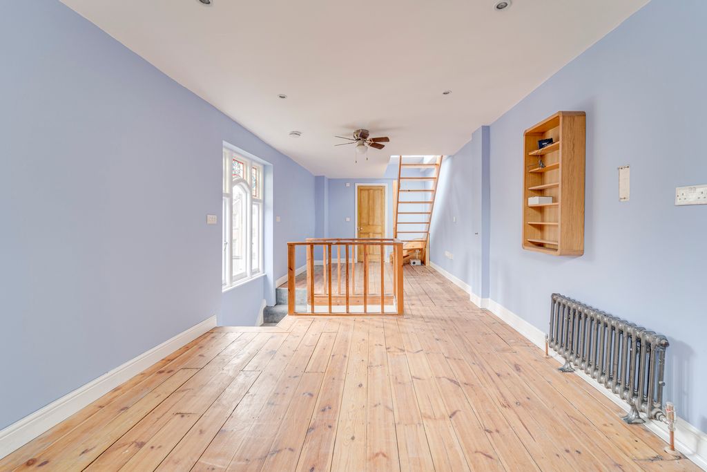 Property photo 2 of 11
