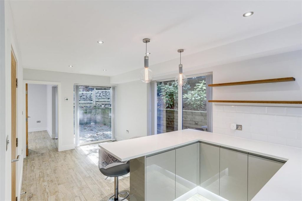 Property photo 2 of 92