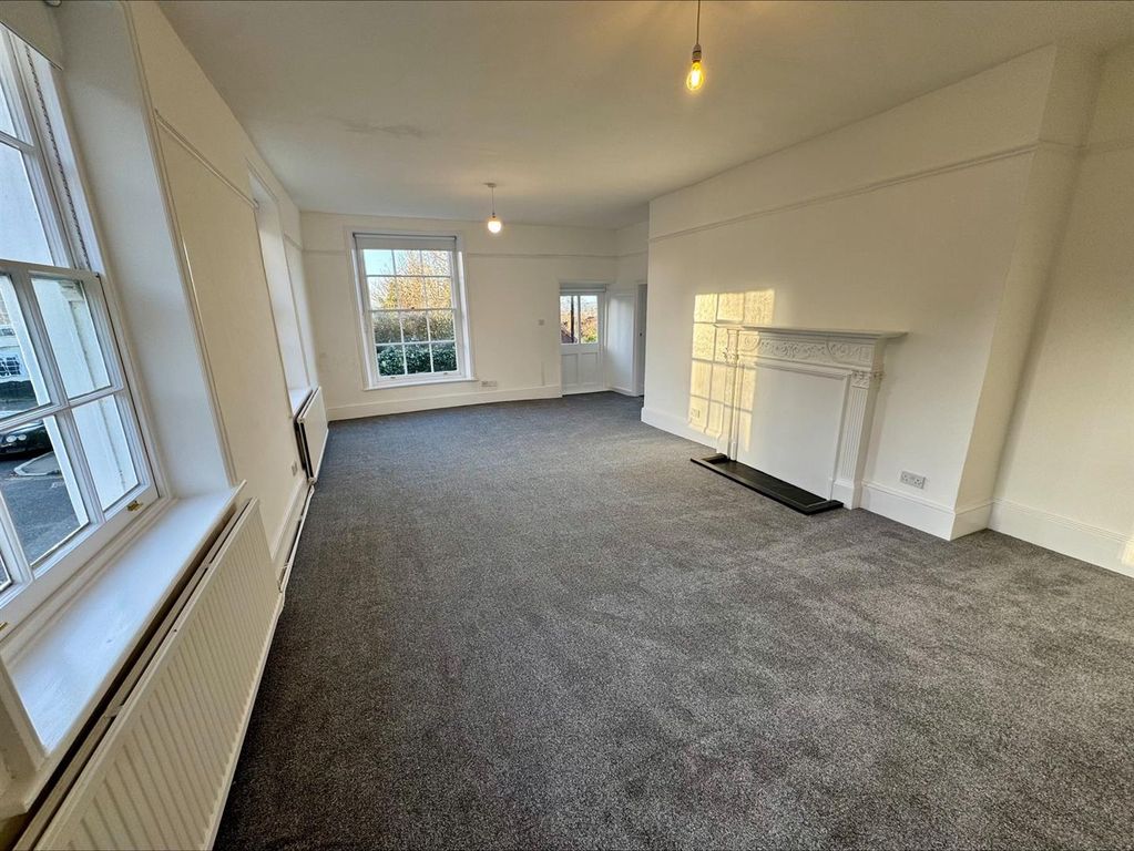 Property photo 3 of 25 Lounge