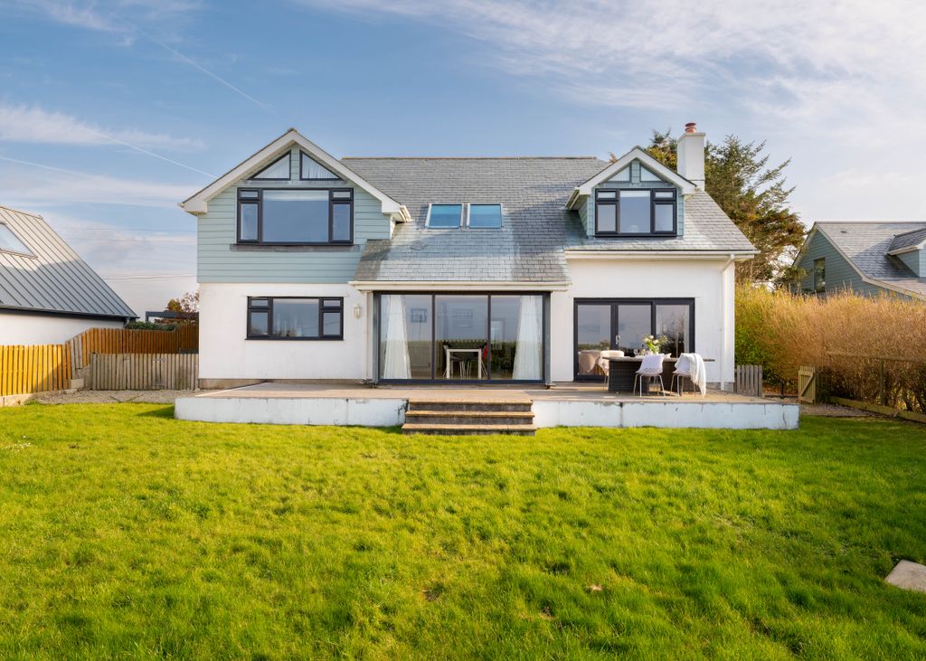Property photo 1 of 19 High Croft