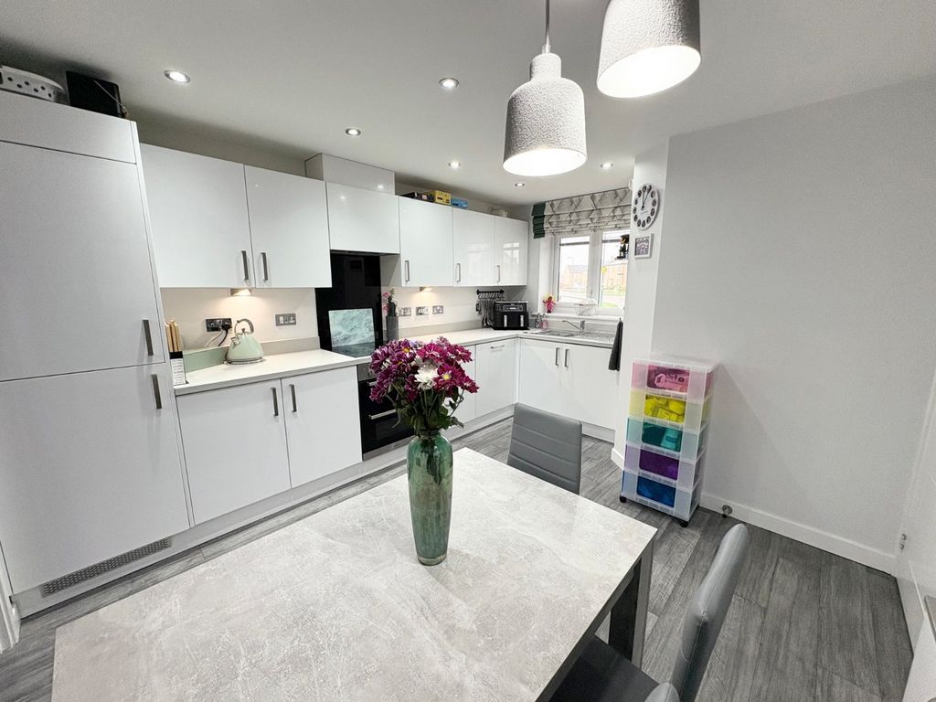 Property photo 2 of 17 Dining Kitchen