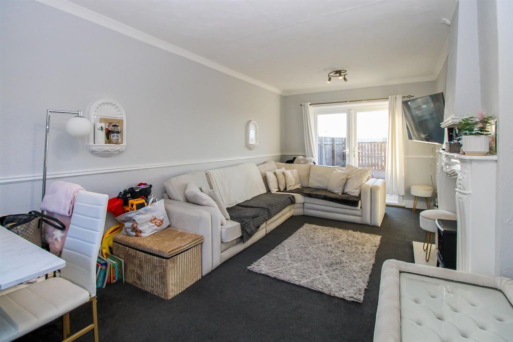 Property photo 3 of 7 Lounge