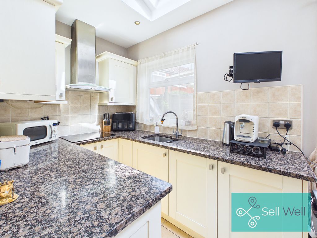 Property photo 3 of 19 Kitchen