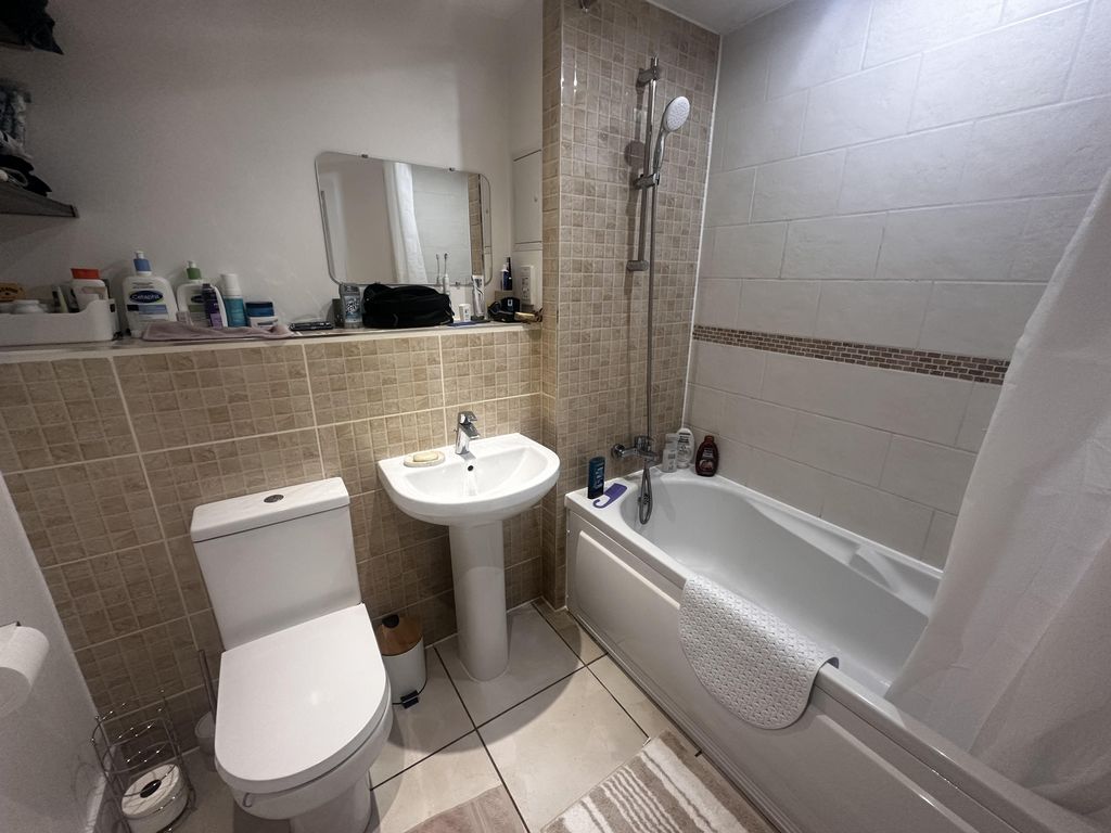 Property photo 3 of 9 Bathroom