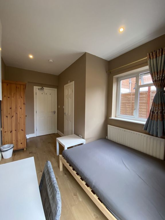 Property photo 1 of 8 Room B 2