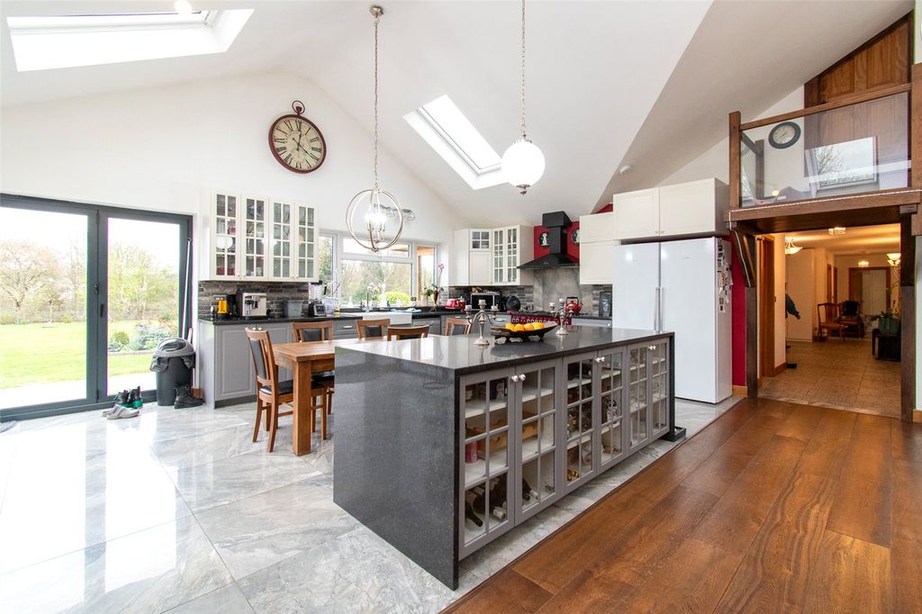 Property photo 2 of 36 Picture No. 16