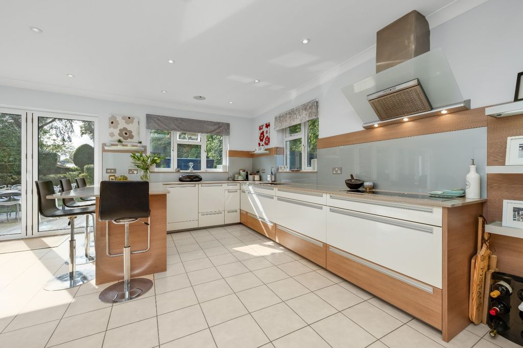 Property photo 3 of 32 Kitchen