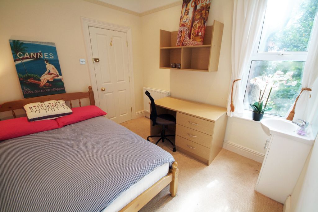 Property photo 3 of 6 Bedroom