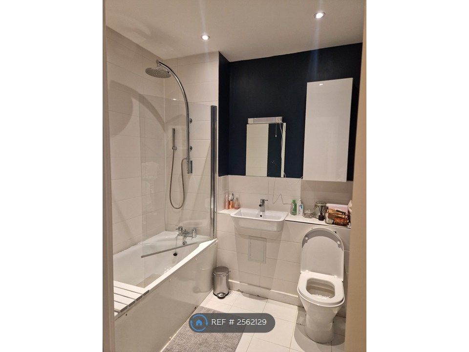 Property photo 3 of 10 Bathroom