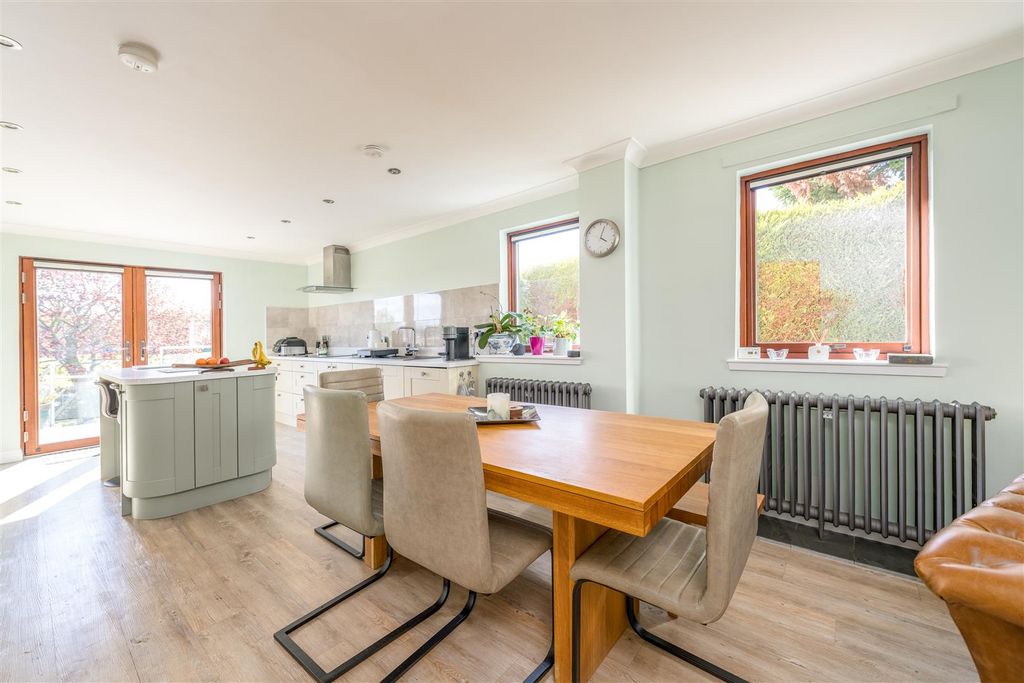 Property photo 2 of 43 Parkdale_Croft_Road_Kelso-10.Jpg