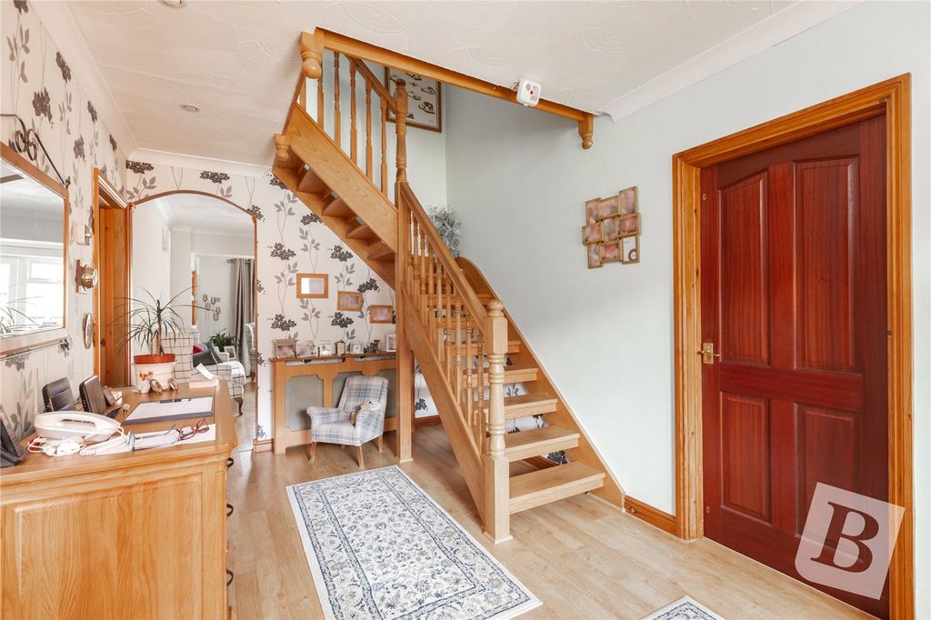 Property photo 3 of 32 Entrance Hall