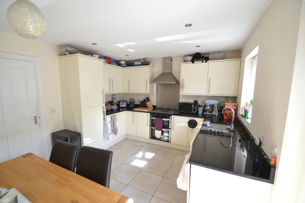 Property photo 3 of 11 Kitchen