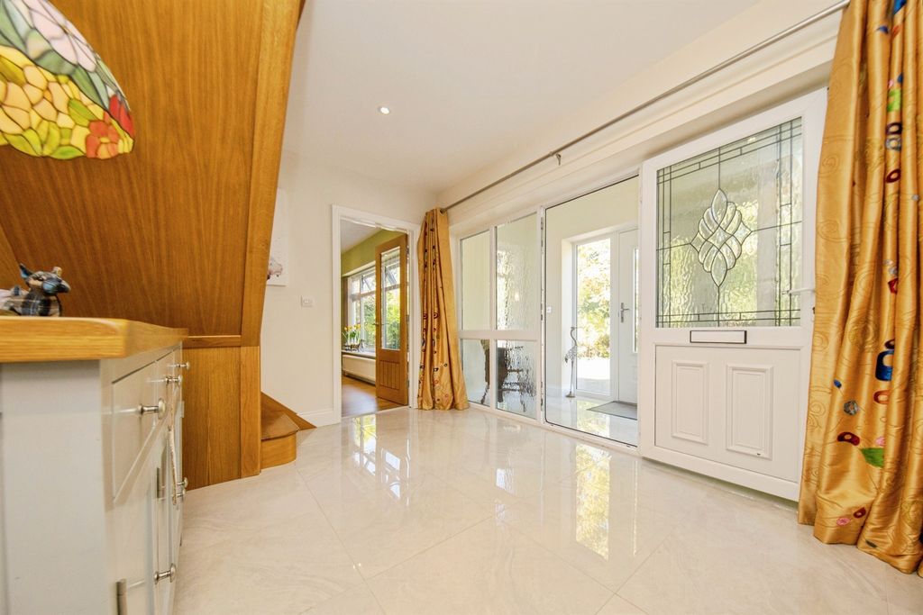 Property photo 2 of 33