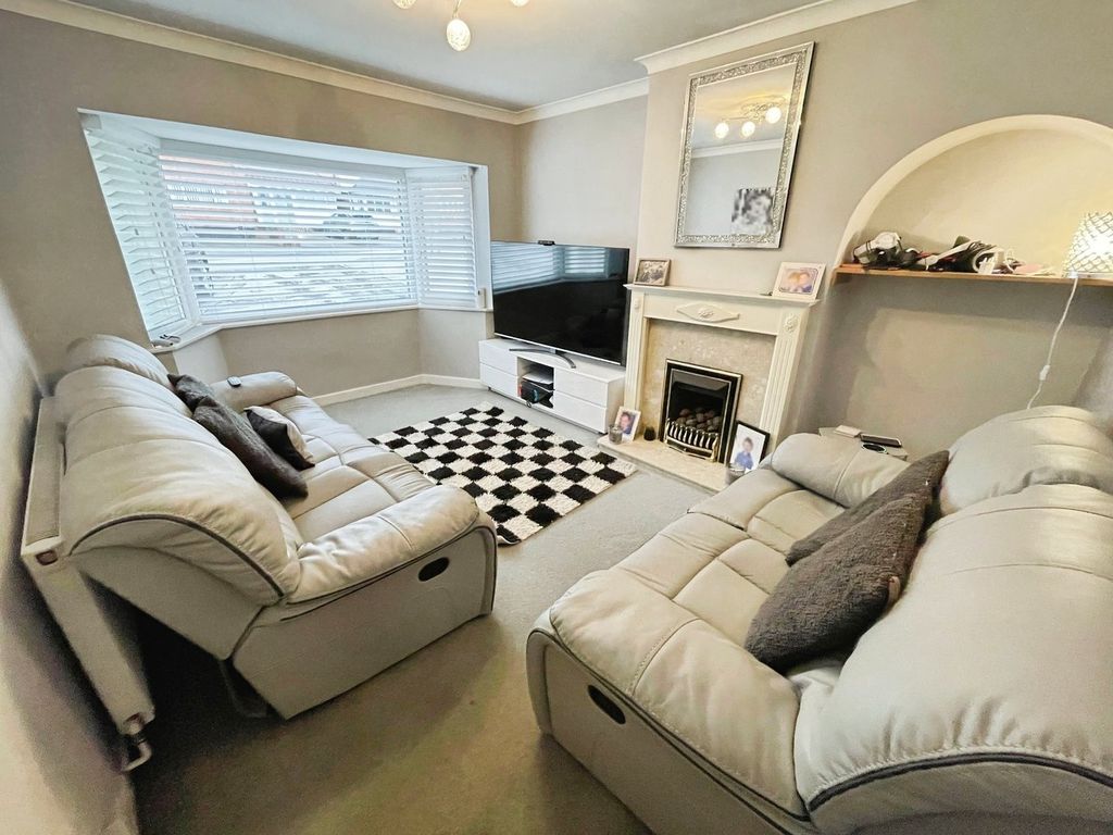 Property photo 2 of 13 Lounge