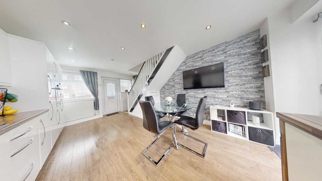 Property photo 2 of 25 5161833