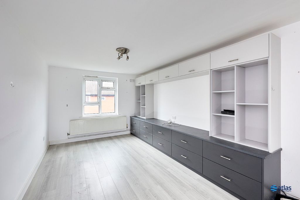 Property photo 3 of 10 Living/Kitchen Area