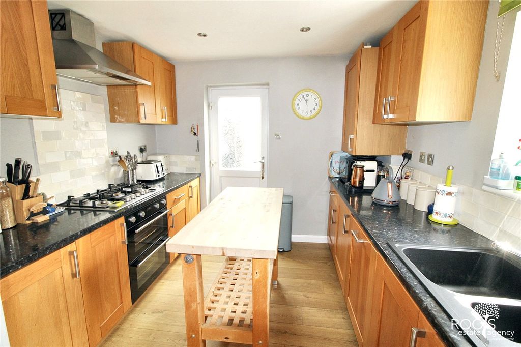 Property photo 3 of 19 Kitchen