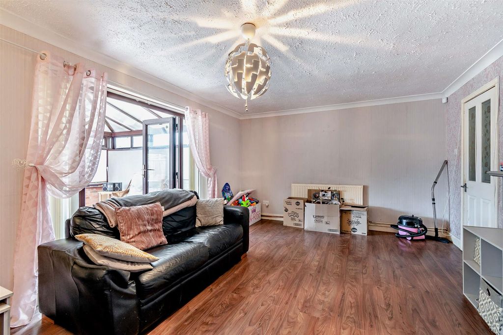 Property photo 3 of 14 8650927-Interior08-800.Jpg