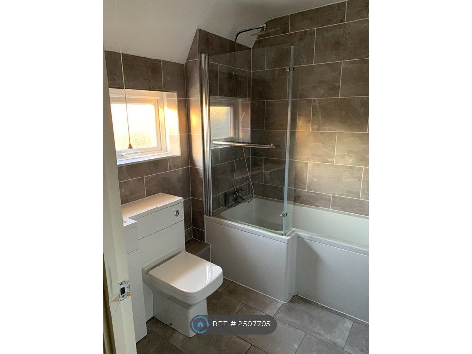 Property photo 3 of 9 Bathroom