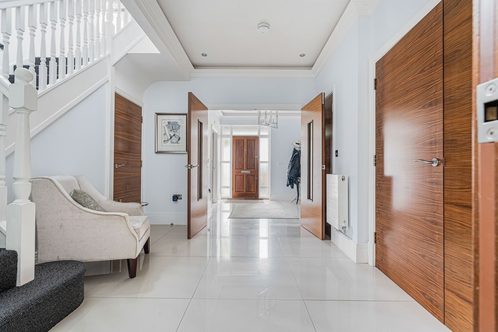 Property photo 3 of 21 Entrance Hall