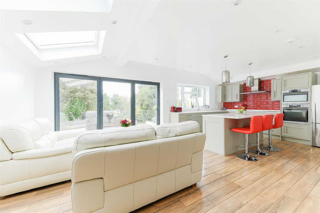 Property photo 2 of 25 Roundwood View, Banstead 8.Jpg