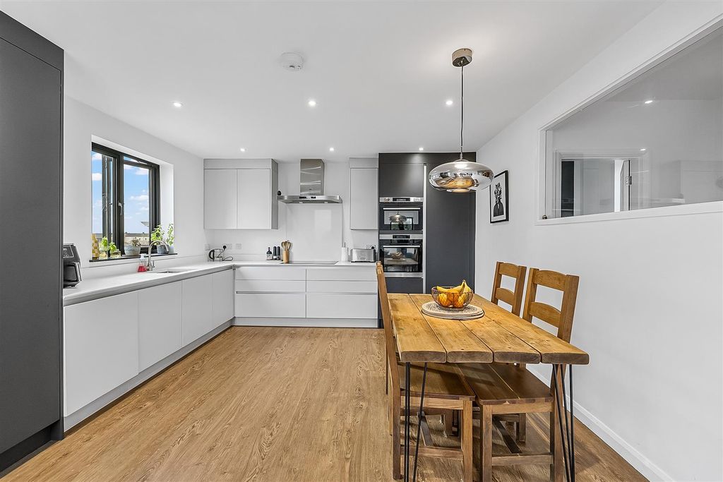 Property photo 3 of 24 Kitchen/Diner