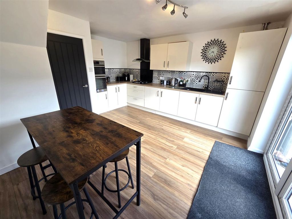 Property photo 2 of 15 Kitchen .Jpg