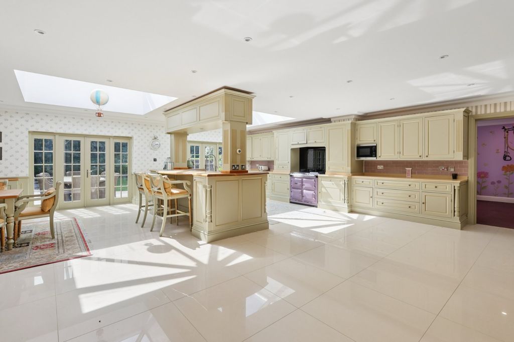 Property photo 2 of 17 Kitchen/Breakfast