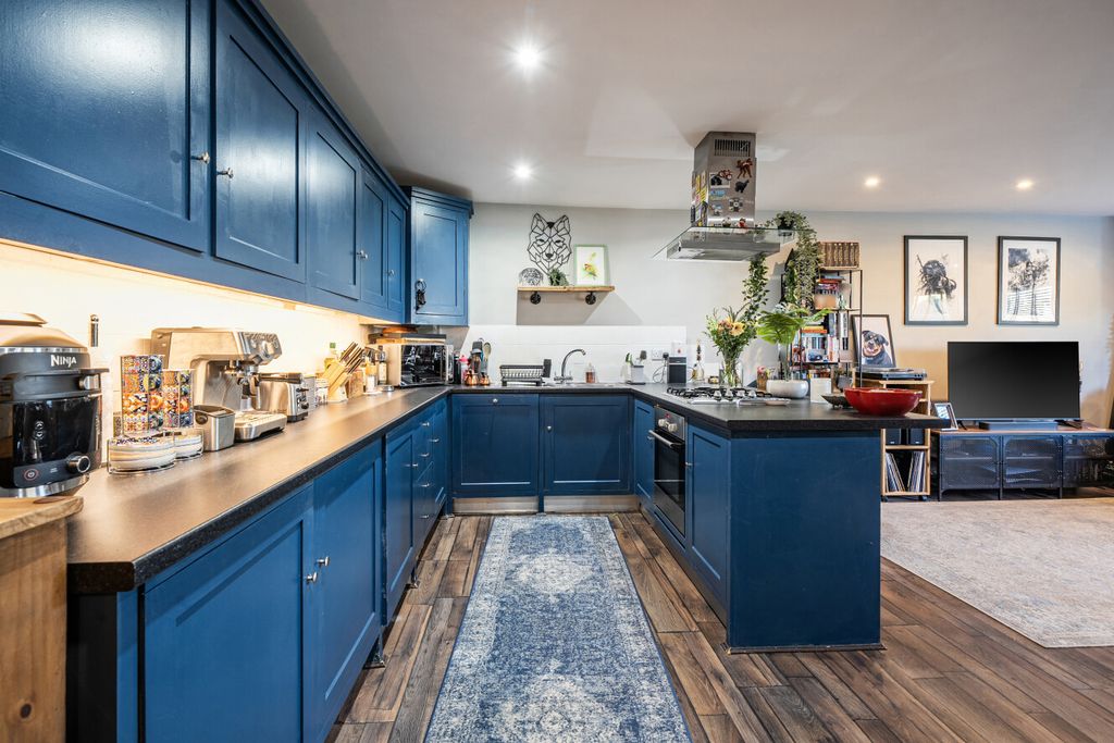 Property photo 3 of 12 1419695-15-69A5Bb...