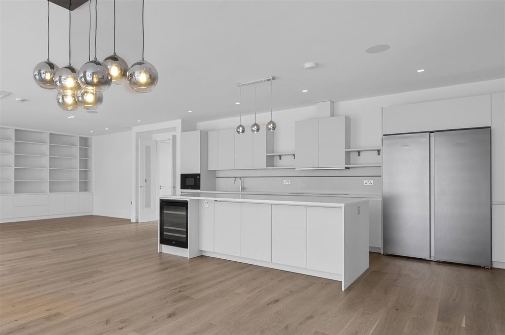 Property photo 3 of 17 92 Copse Hil,9.Jpg