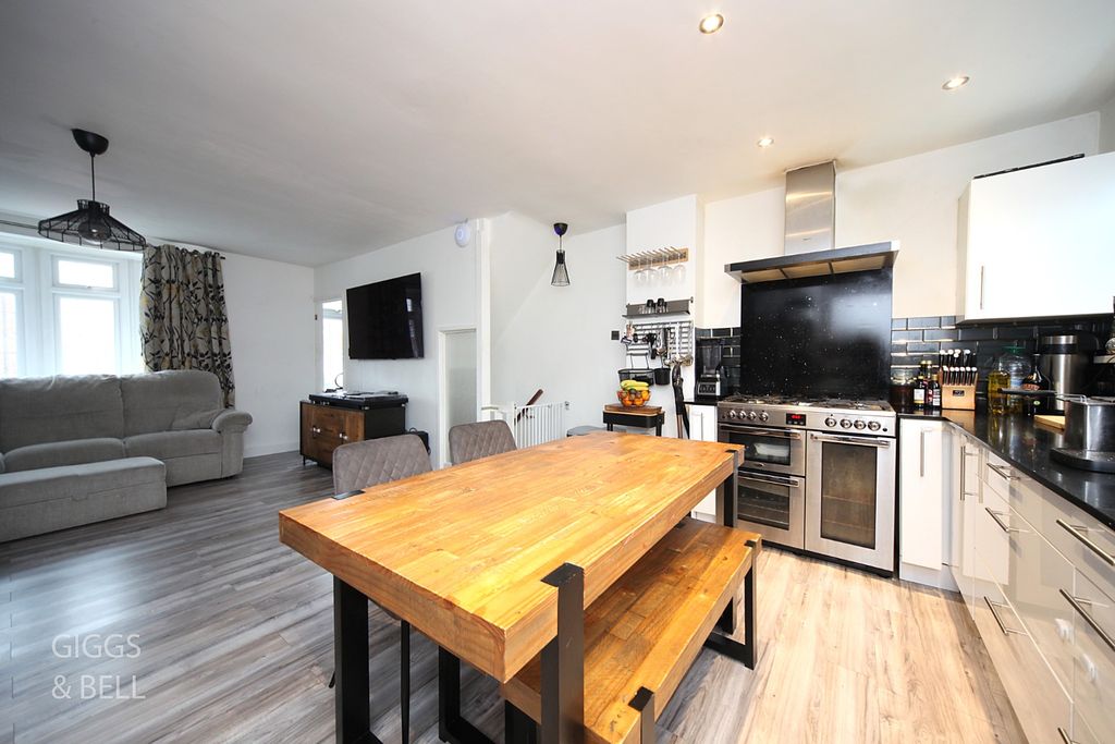 Property photo 3 of 21 4816073