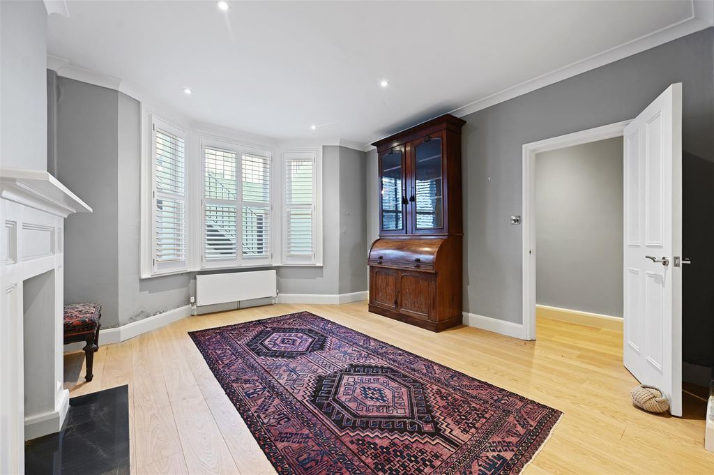 Property photo 2 of 15 Overstone Road