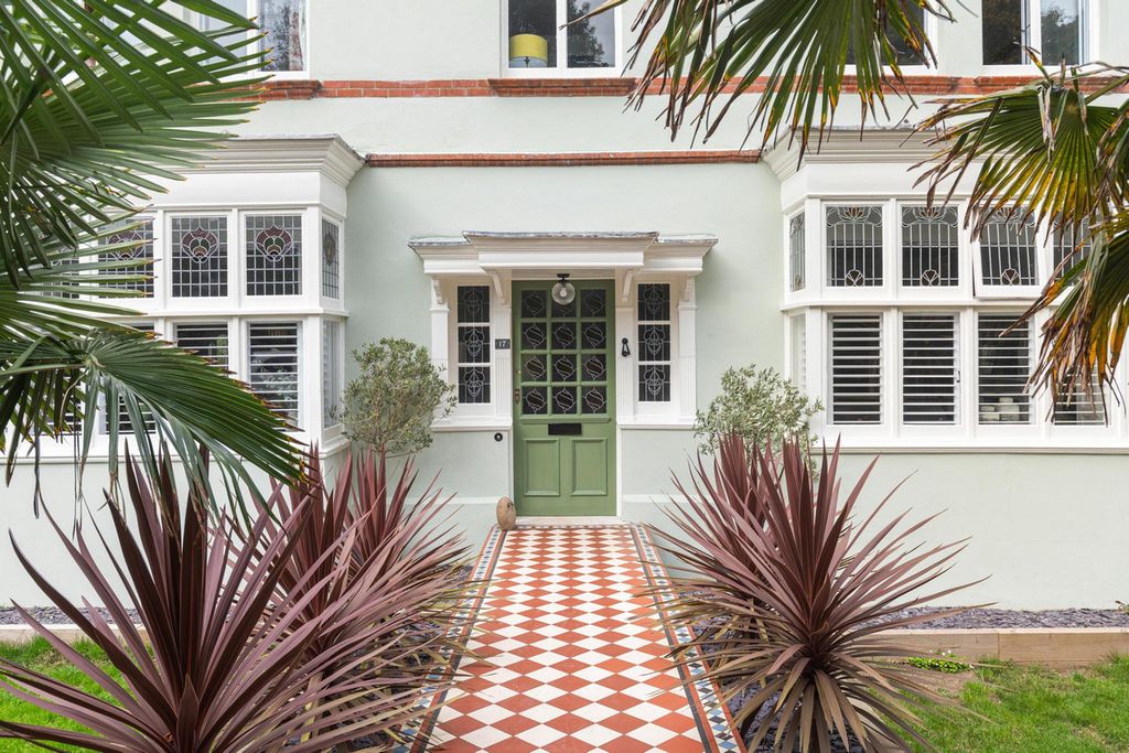 Property photo 2 of 27